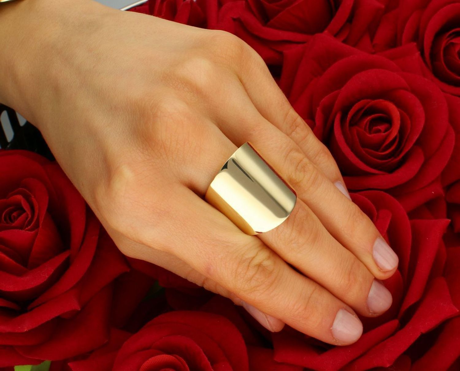 Złoty pierścionek gładki, zaokrąglony sygnet próba 585, PE2729 0144. Złota oprawa sprawia, że sygnety są luksusowe i ponadczasowe, a szeroka forma podkreśla elegancję i prestiż noszącego. 1.jpg